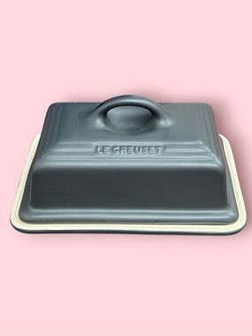 Le Creuset Stoneware Heritage European Covered Butter Dish (Matte Black)